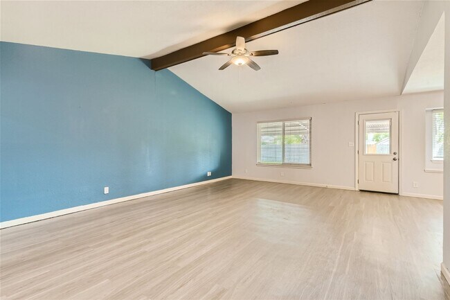 Foto del edificio - Stunning 4 bedroom for rent, mature trees,...