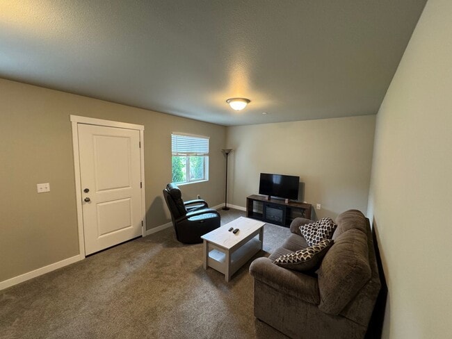 Building Photo - Modern 3BR / 2.5BA Townhome in Port Orchar...