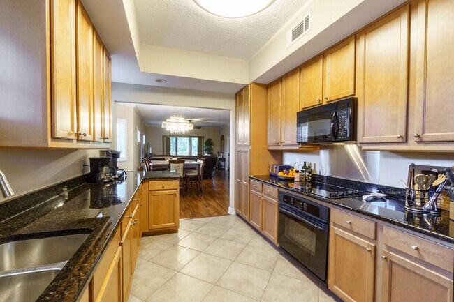 Foto del edificio - 3 BEDROOM TO 2 BATH SPACIOUS CONDO