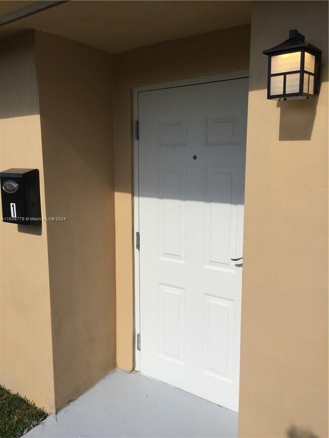 Foto del edificio - 219 NW 7th Ct