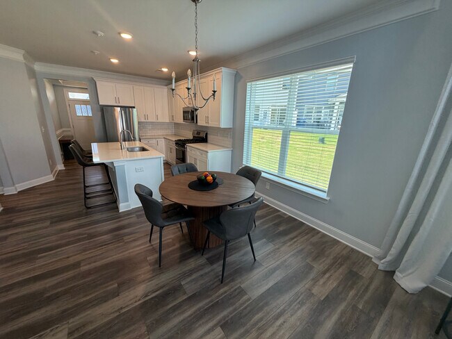 Foto del edificio - Room in Townhome on Keeton Ln