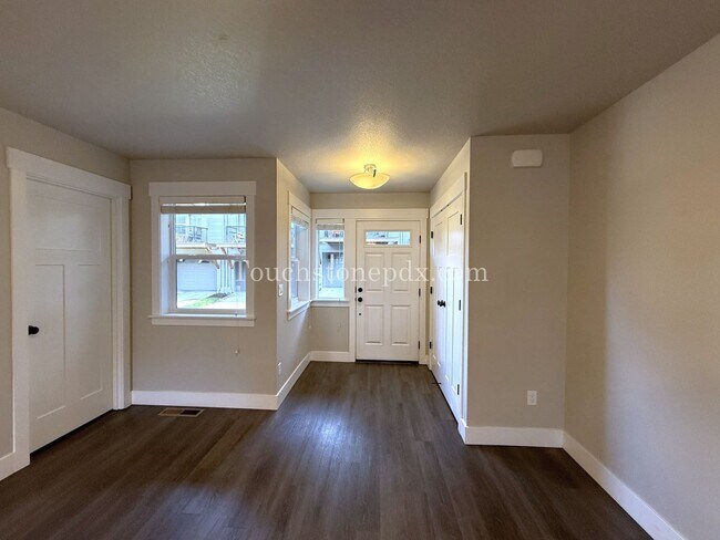 Building Photo - Charming 3 Bed, 2 Bath Townhome with Garage in Beautiful Sandy