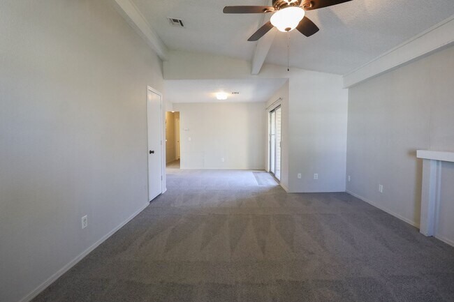 Foto del edificio - 2 Bed | 1 Bath in East Tulsa!