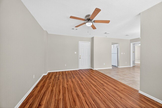 Foto del edificio - MOVE IN SPECIAL: HALF OFF first full month of rent!!!