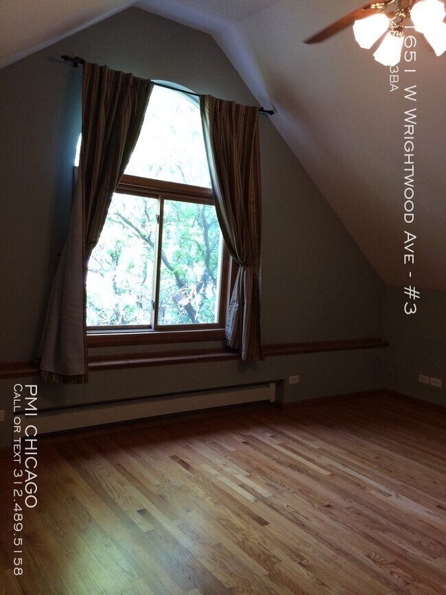 Foto del edificio - 1651 W Wrightwood Ave