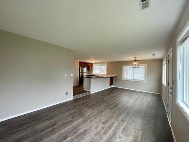 Foto del edificio - 2 Bed 1 Bath near Peninsula Park in N Port...