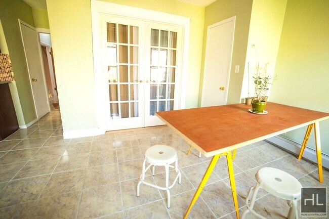 Foto del edificio - **Sensational Spacious Newly Renovated 3 B...