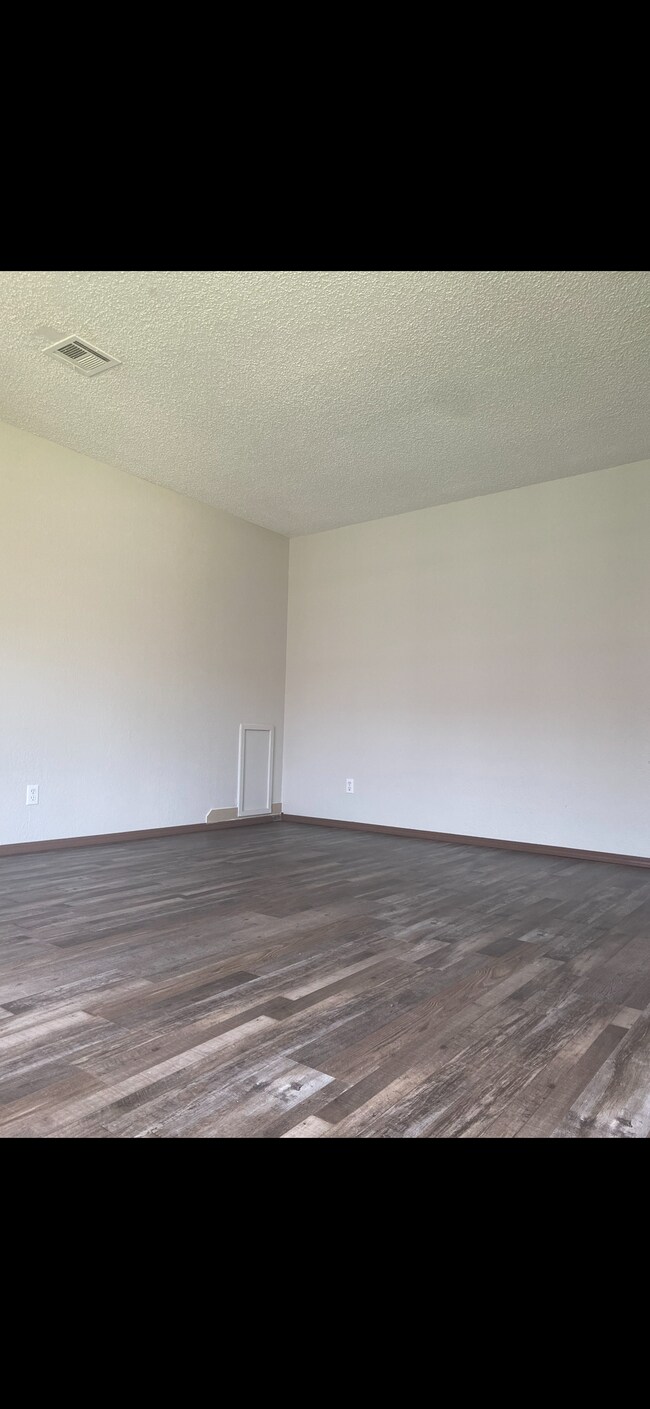 Foto del edificio - 2117 W Oak Ave