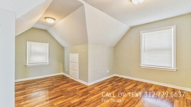 Building Photo - Solid Brick 3-bed 1-bath with hardwood flo...