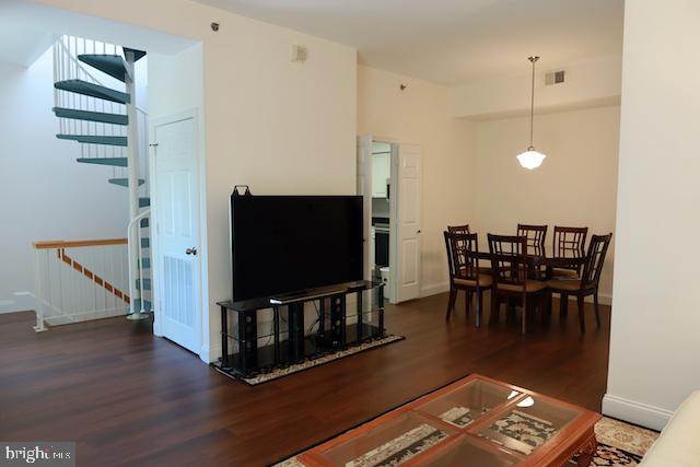 Building Photo - 2151 Jamieson Ave