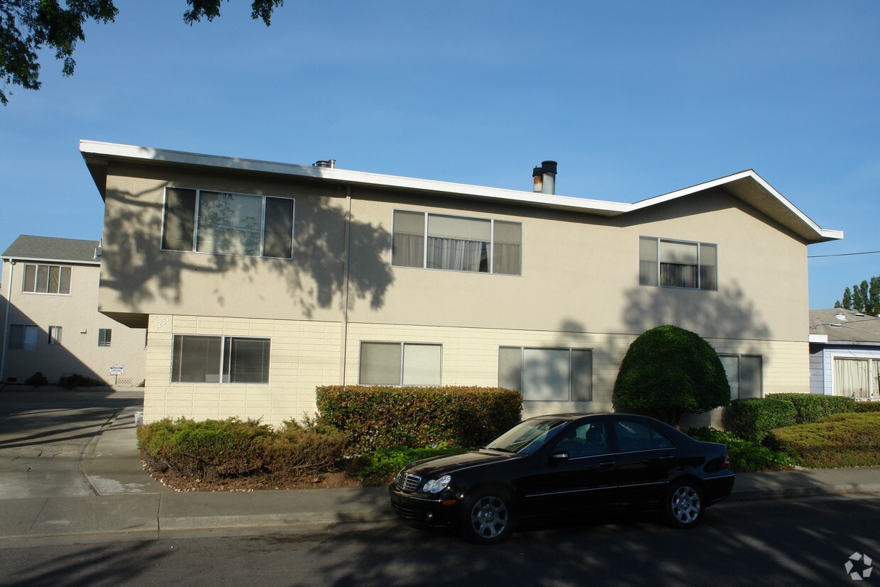 Building Photo - 3227 Yosemite Ave