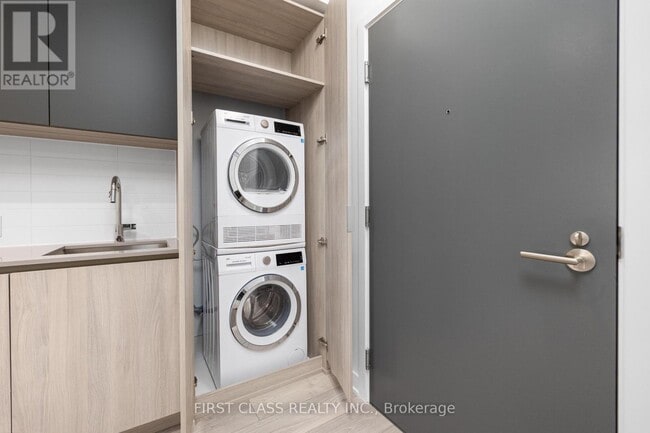 Building Photo - 5858 Yonge St