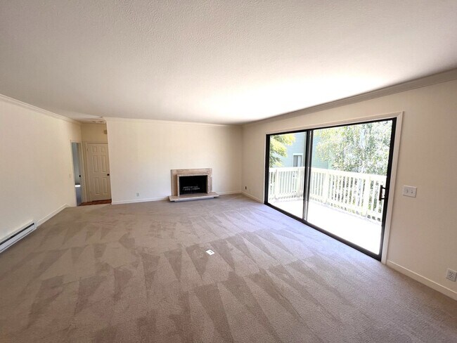 Building Photo - LARGE ONE LEVEL UPPER UNIT CONDO WITH TWO ...