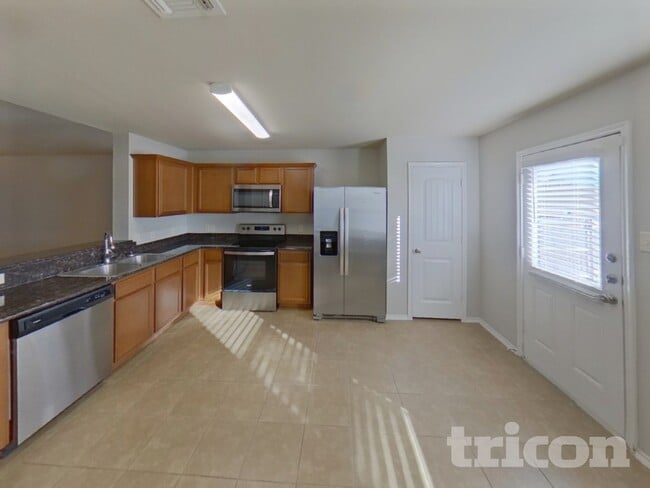 Building Photo - 336 Carlyle St