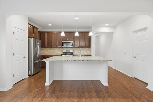 Building Photo - 13401 Henneman Dr