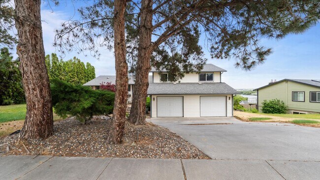 Foto del edificio - Spacious 4-Level Home with Panoramic Views for Lease – Hills West, South Richland – $2,800/mo
