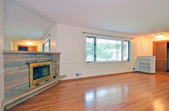 Foto del edificio - Spacious 5-Bed 3-Bath Home in Edina - Available Now!