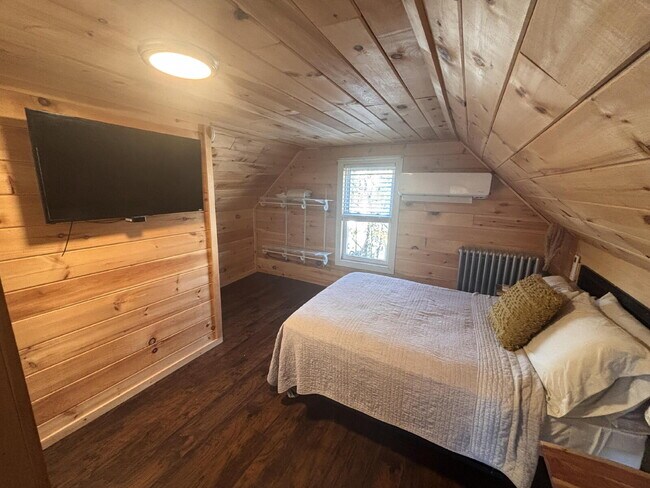 Foto del edificio - Quiet furnished walking to everything in B...