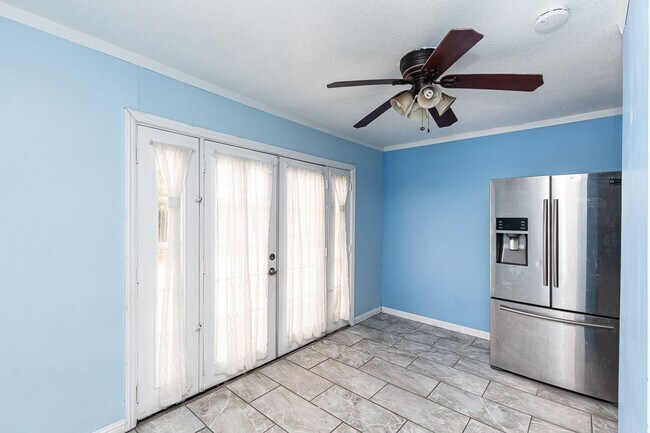 Building Photo - LOOK NO FURTHER! Beautiful 3 Bedroom / 1Ba...