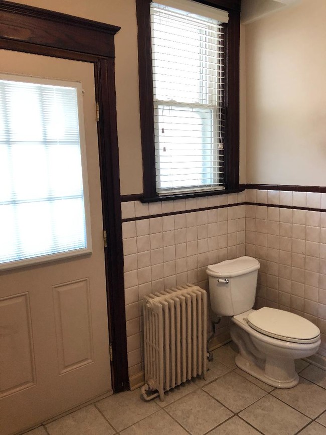 bathroom - 68131 Main St