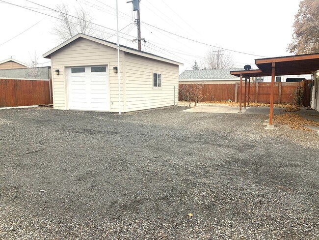 Building Photo - Entire Home with a SHOP in Richland!