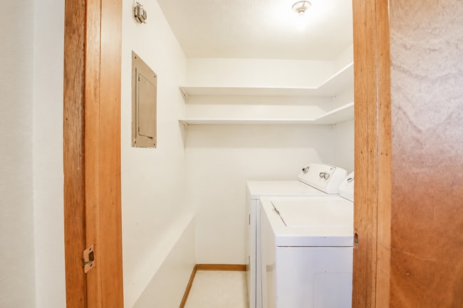 Building Photo - 452 N Van Buren St