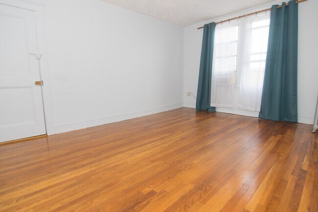 Foto del edificio - Spacious Budget-Friendly Apt near T with t...