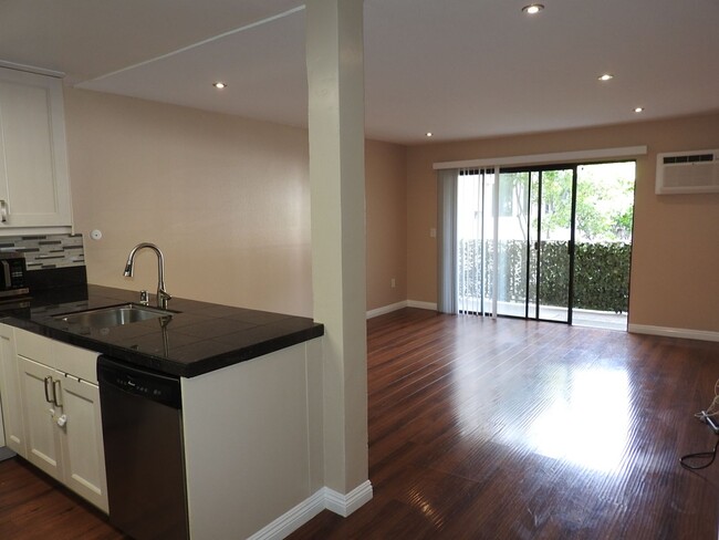 Foto del edificio - CENTRALLY LOCATED 1 BR CONDO