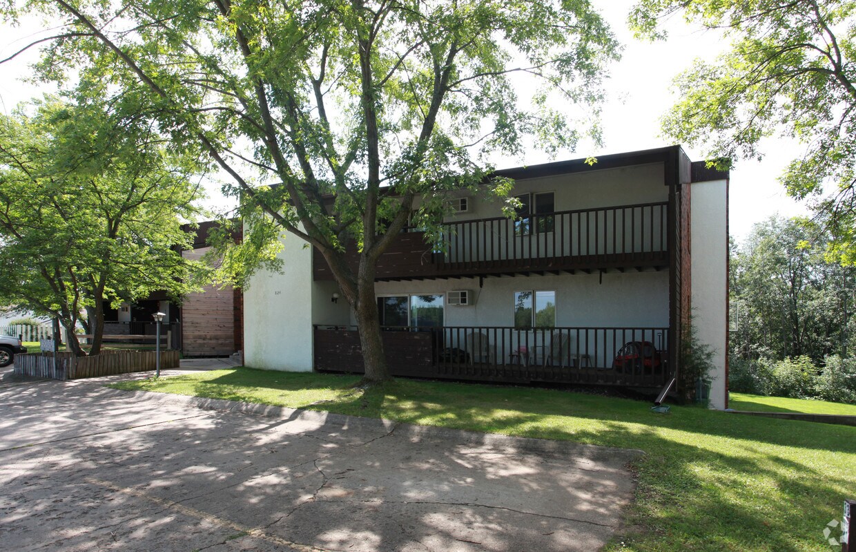 824 E 11th St, New Richmond, WI 54017 Apartments in New Richmond, WI