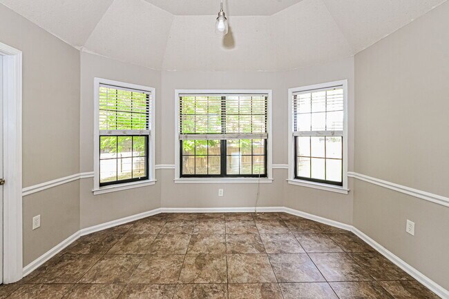 Building Photo - 6770 Lake Point Cir