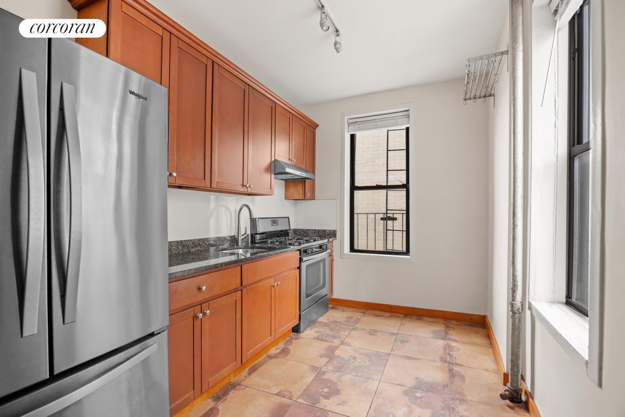 Primary Photo - 580 Lincoln Pl