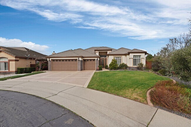 Building Photo - Pristine 4 Bedroom with 3 Car Garage, Priv...
