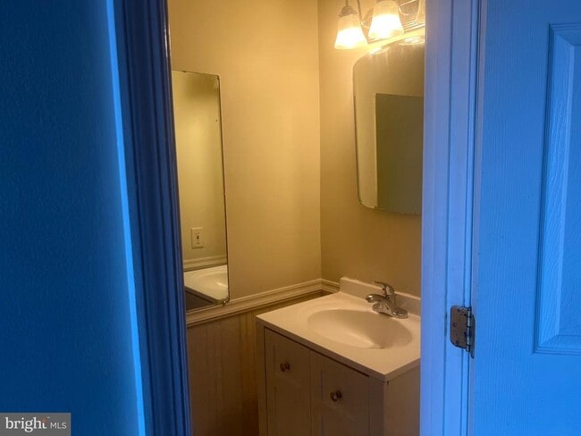 Building Photo - 16 N Pendleton Ct