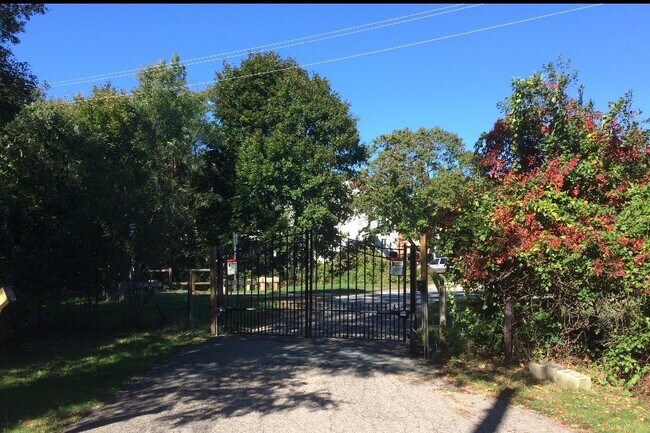 Gated Entrance - 26 Mapledale St