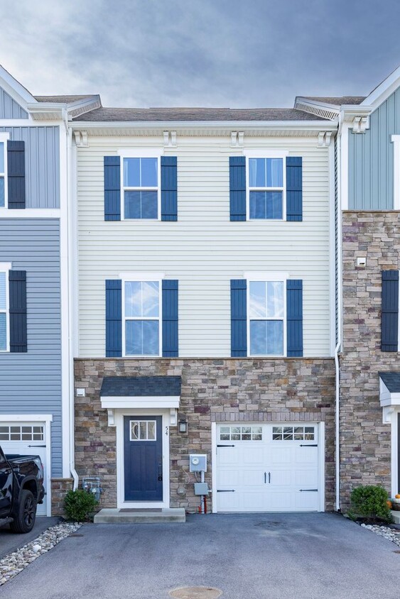 Foto principal - Spacious 3B/2.5B Townhome in Downingtown S...