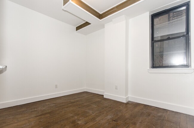 Building Photo - 366 S 5th St