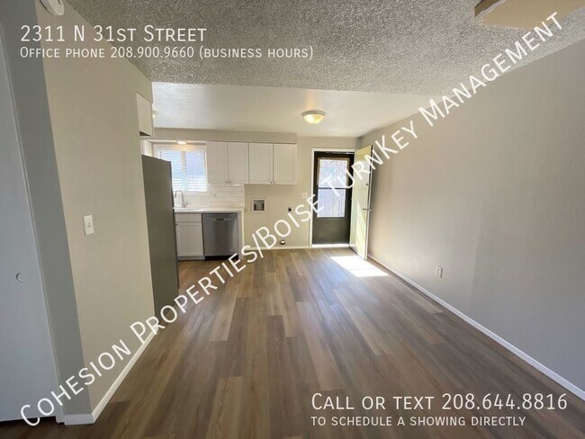 Building Photo - Newly remodeled 2bd 1bath duplex in desira...