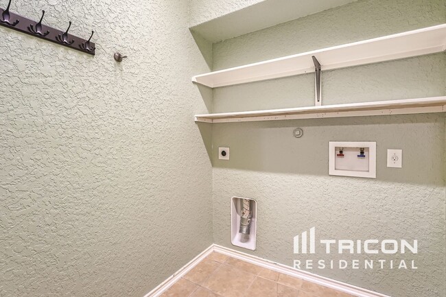 Building Photo - 6526 Palmetto Way