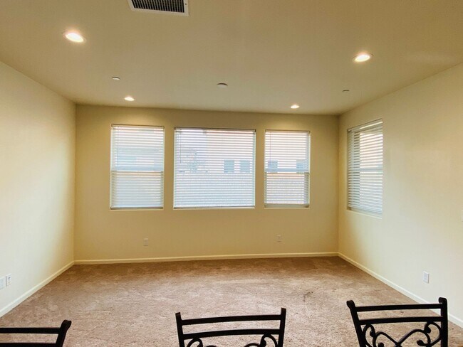 Foto del edificio - $1,995 + $100 for solar 3 Bed/2 Bath - Can...