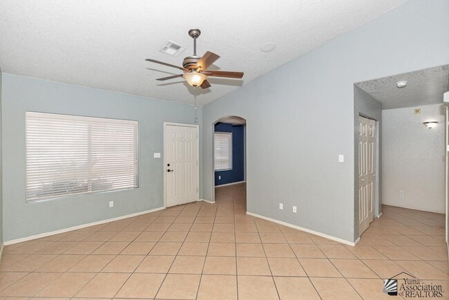 Building Photo - 4124 S Jasmine Ave