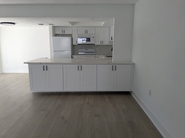 Building Photo - 2 Bed/2 Bath - Unit P8