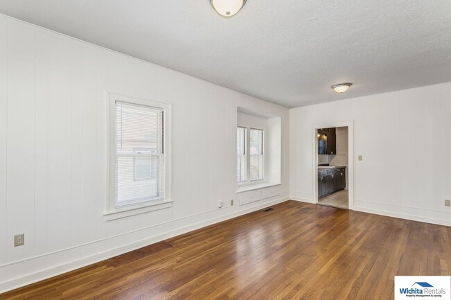 Building Photo - 2 bedroom 2 bath home