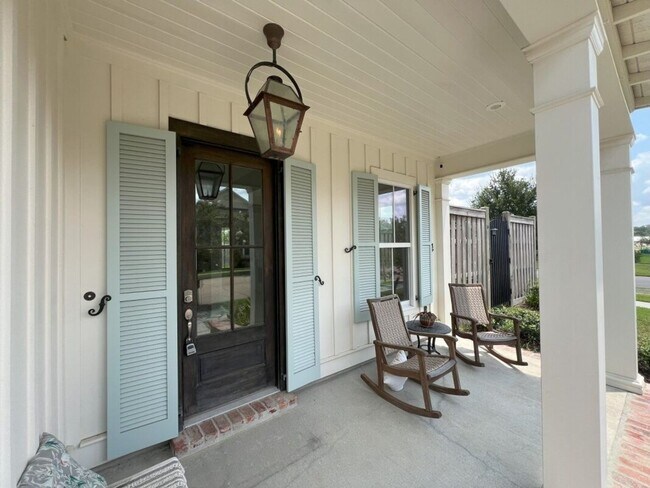 Foto del edificio - Beautiful 4-Bedroom Home in The Magnificen...