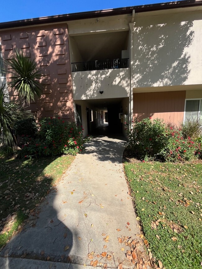 Building Photo - 210 S Catalina Ave