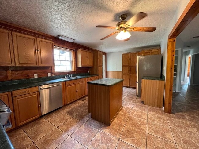 Building Photo - Spacious Log Cabin with Bonus Room. Countr...