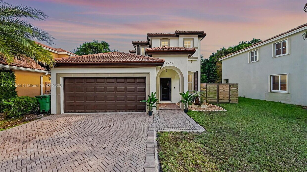 Foto principal - 2261 SE 2nd St