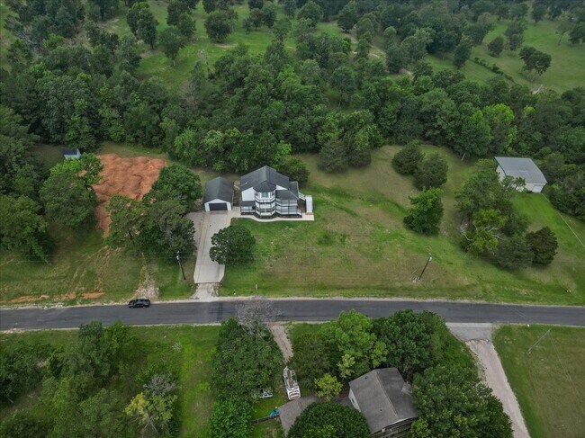 Building Photo - 401 Paradise Dr