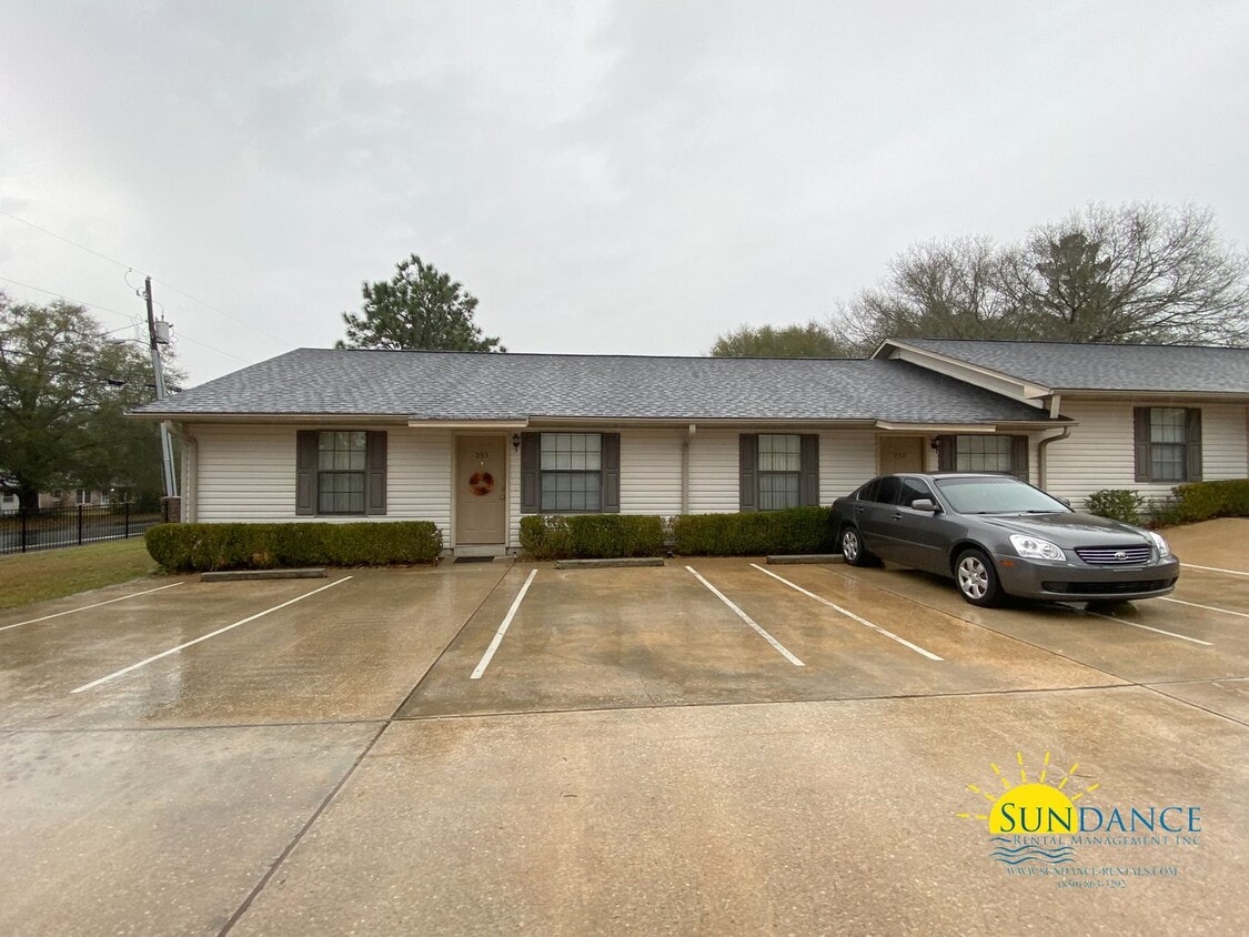 Primary Photo - Great 2 Bedroom Unit in Crestview!