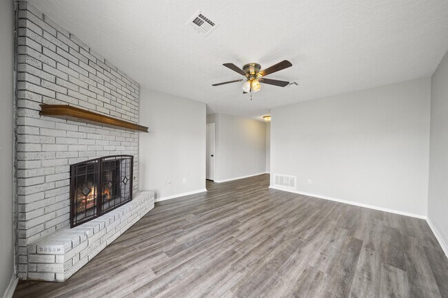 Building Photo - 1135 N Hickory Dr