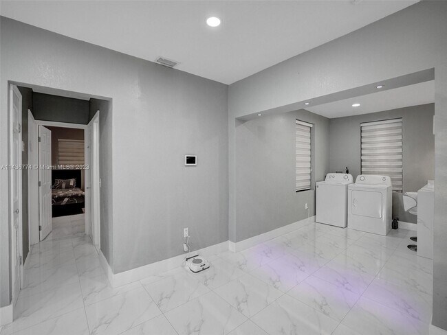 Foto del edificio - 460 NE 169th St